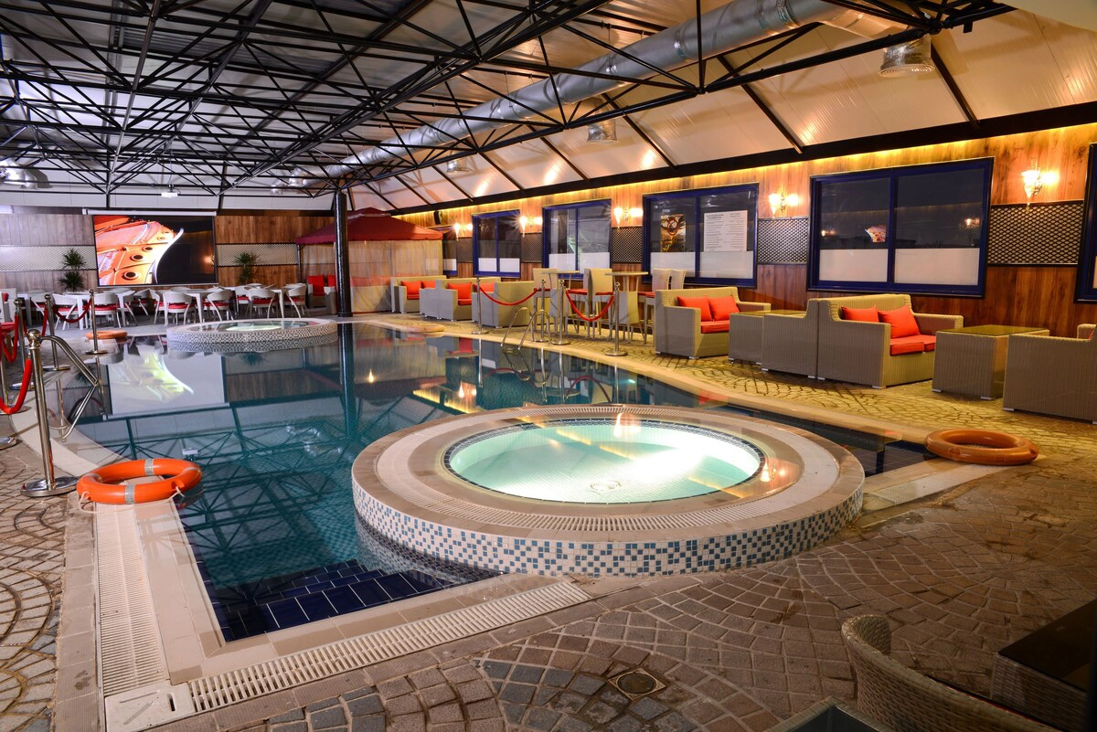 استخر هتل سان اند سندز دبی